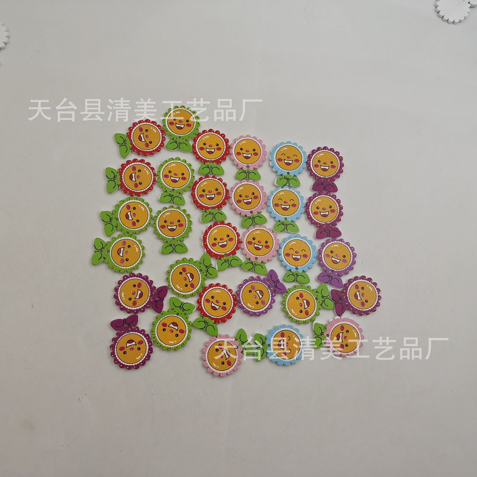 Decoración de fondo blanco de madera estilo flor de sol botón de madera DIY lindo botón decorativo en forma de flor 50 por paquete