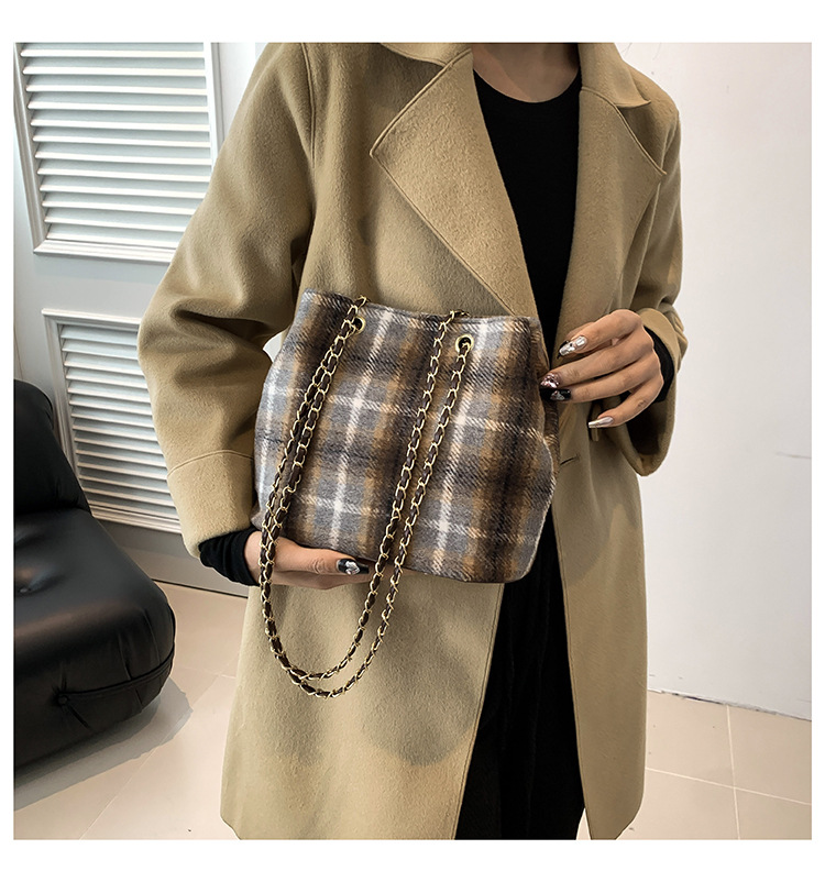 Retro and fashionable woolen texture bucket bag, large capacity commuting bag, chain check pattern casual single-shoulder crossbody women's bag undefined