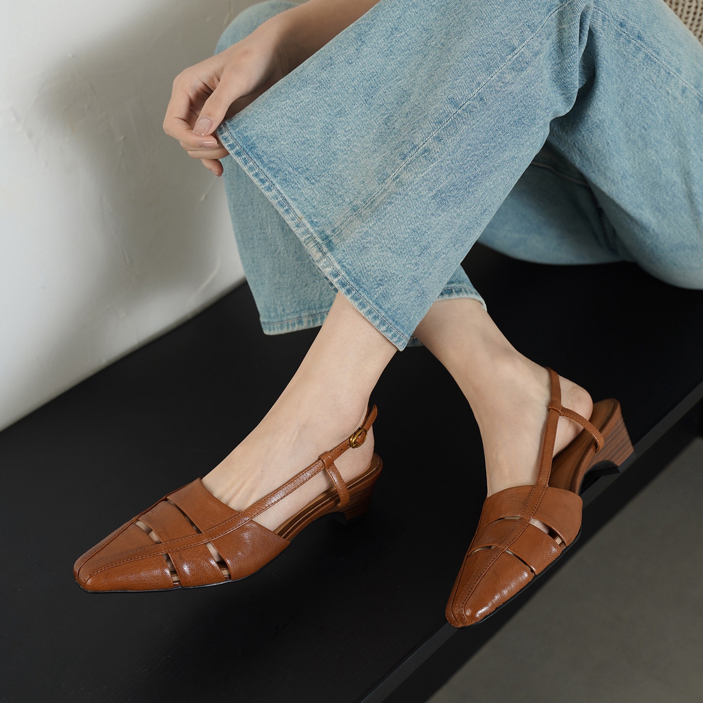 Sandal nữ da cừu gót thô quai ngang phong cách La Mã hở gót — đen