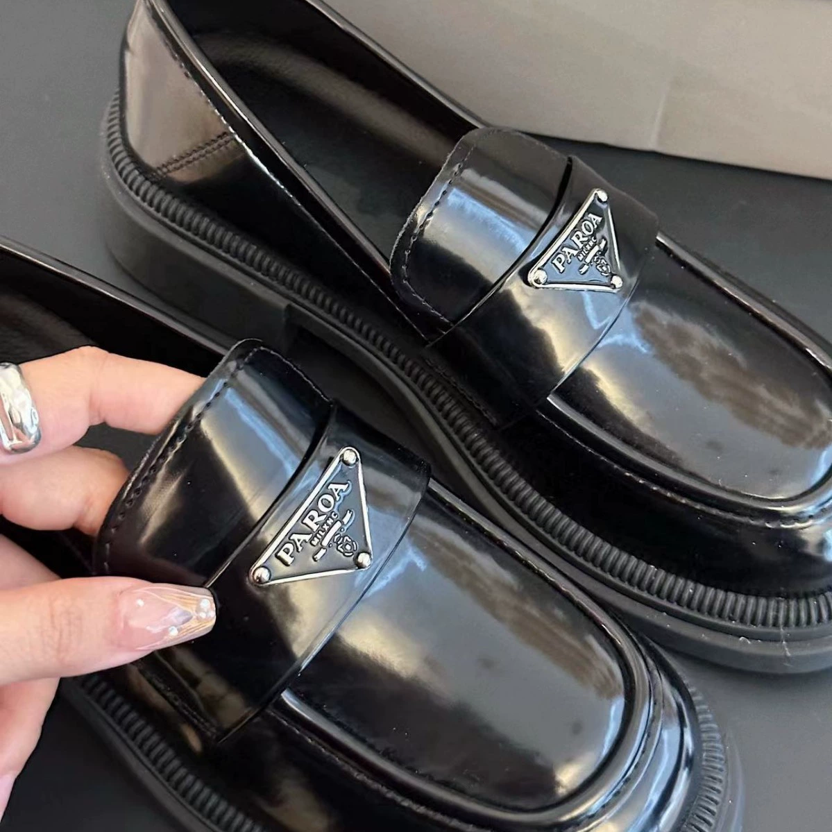 Новый в 2024 Prada jk patent leather маленькая кожаная обувь ретро корейская версия студентки женская обувь счастливая суперфибра универсальная