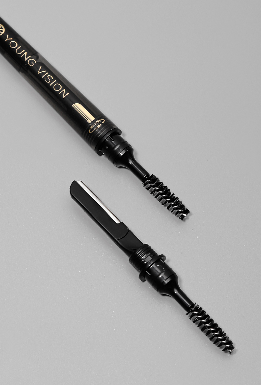 YOUNG VISION's foggy three-in-one eyebrow pencil is not prone to smudging. It features a fine and soft brush and eyebrow blade undefined