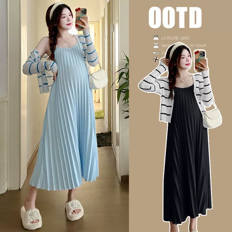 Настоящее фото нового универсального стильного платья-комплекта для беременных с плиссированными бретелями, выпущенного в начале осени 2023 года.