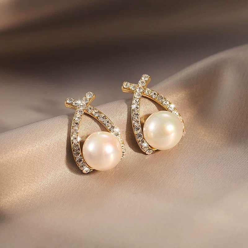 Europa y los Estados Unidos lujo ligero aretes de alto nivel para mujeres 2025 nuevo estilo de nicho de estilo de diseño perlas aretes de perlas