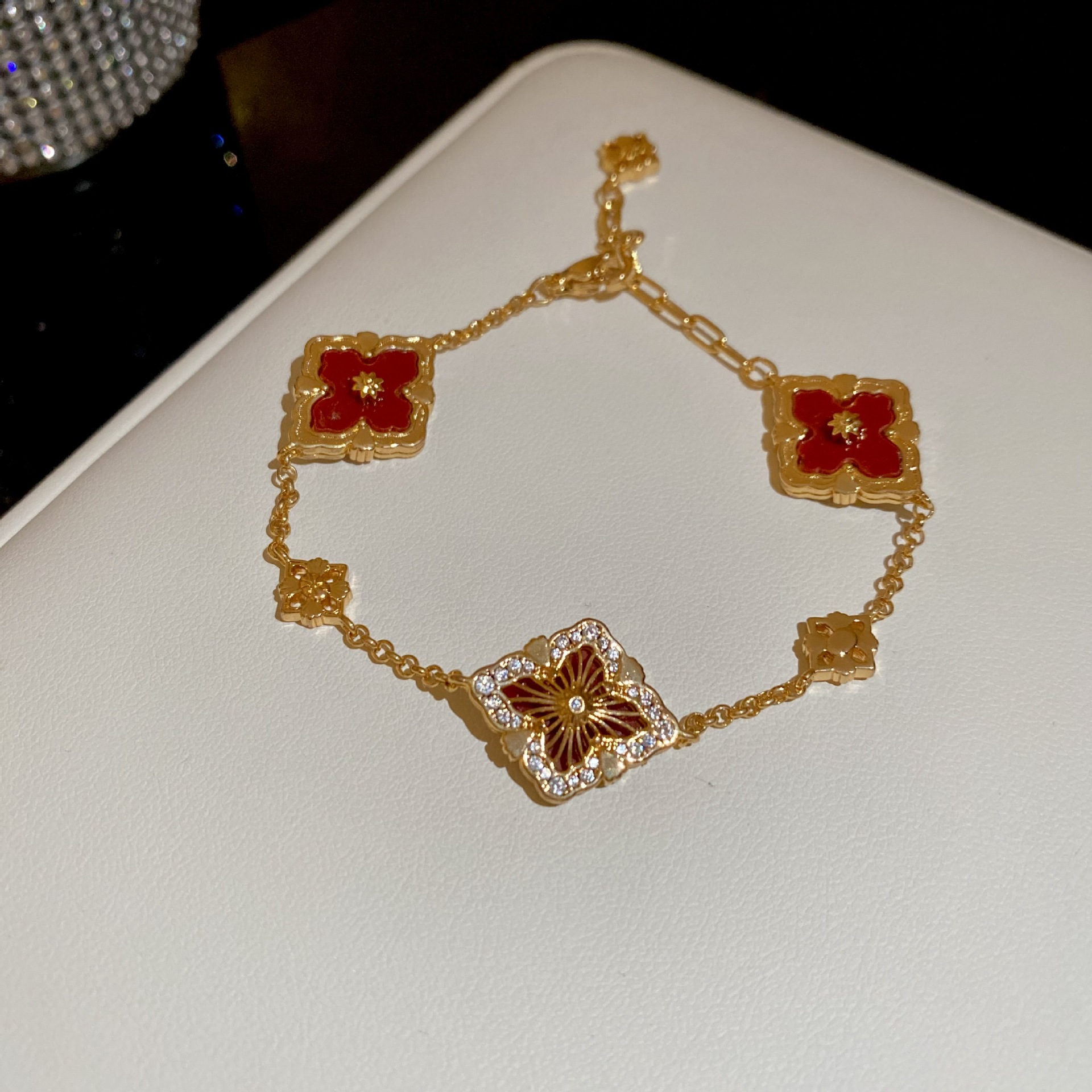 Pulsera de flores de metal transfronteriza europea y americana, nicho femenino, sentido de alta gama, pulsera simple y versátil, accesorios de joyería de lujo ligeros de moda