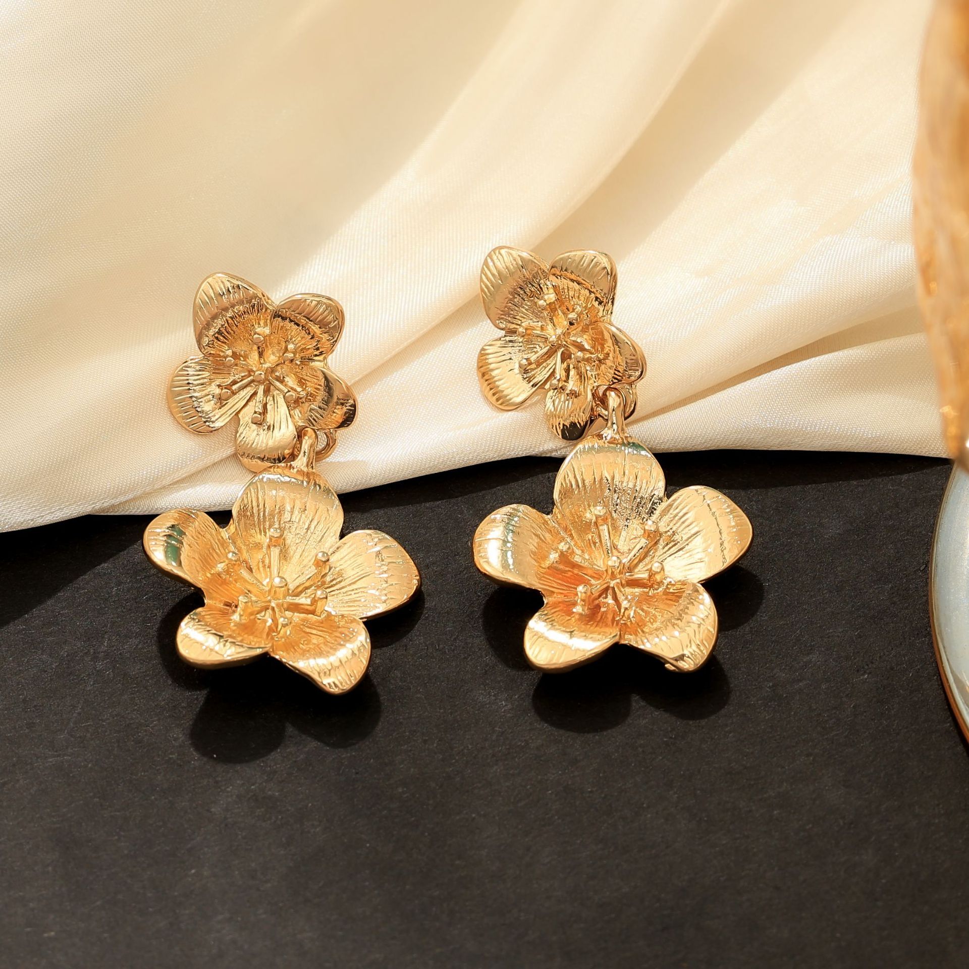 Pendientes de flores exagerados de alta gama transfronterizos europeos y estadounidenses Pendientes de lujo ligero para damas retro de nicho