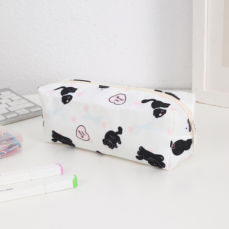 베이지색 사랑 검은 고양이