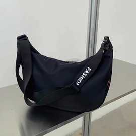 小众简约斜挎饺子包女新款休闲运动风牛津布单肩包大容量女包包