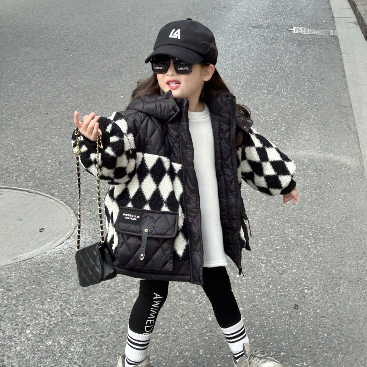 2023 Winter Neue Mädchen Modische Diamant Plaid Fleece Koreanische Ausgabe Baby Ausländer Verdickte Baumwolle Mantel_voghion.com