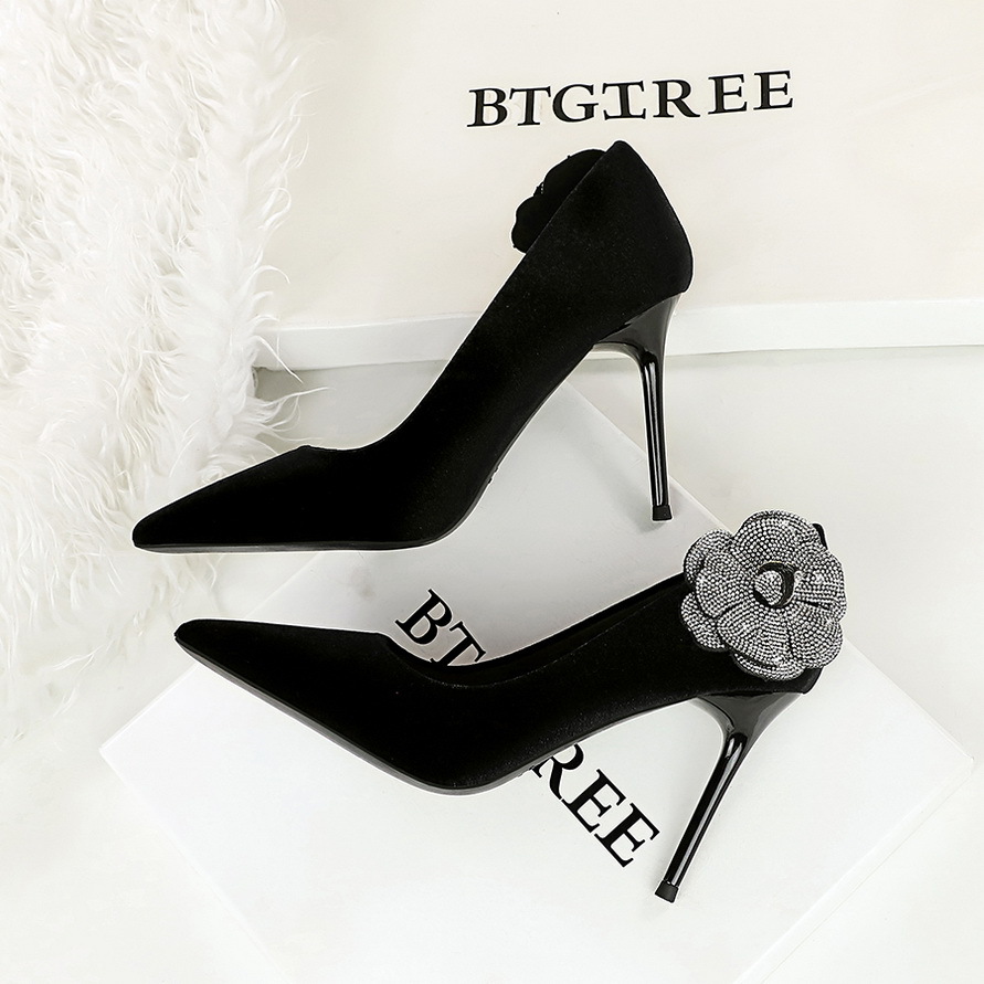 Elegante Damen Stiletto Pumps Aus Samt Mit Strassblumen_voghion.com