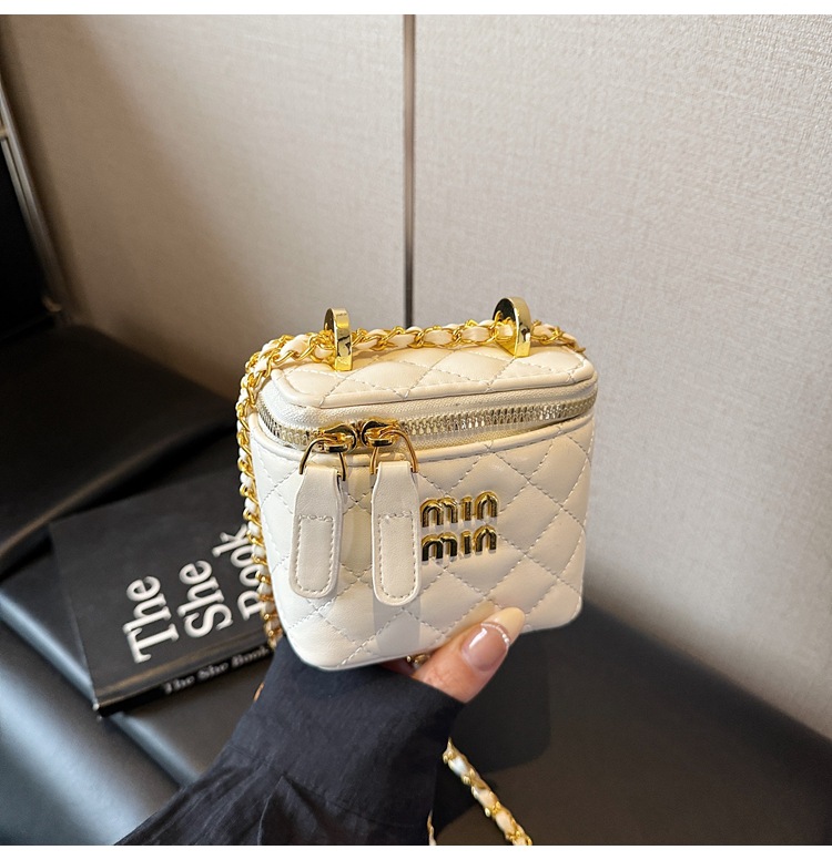 Little Bag Women 2025 Summer New Fashion diamond-shaped chain patent leather crossbody bag, versatile single-shoulder hand-carry bucket bag undefined