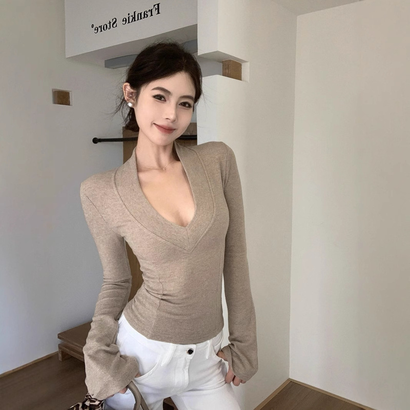 Oatmeal Color V-Neck Long-Sleeved Knitwear for Women in Autumn and Winter New Design Bottoming with Slim Fit Pure Lust Top Oatmeal Color V-Neck Long-Sleeved Knitwear for Women in Autumn and Winter New Design Bottoming with Slim Fit Pure Lust Top