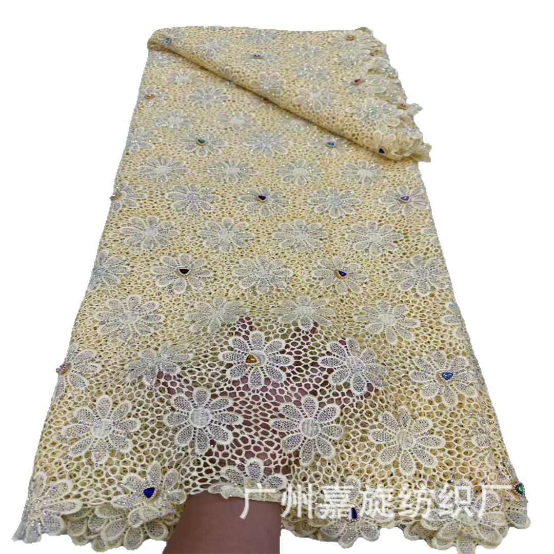 Tela de encaje africano de colores mezclados con bordado de flores huecas, pedrería y diamantes grandes, soluble en agua, para ropa de mujer.