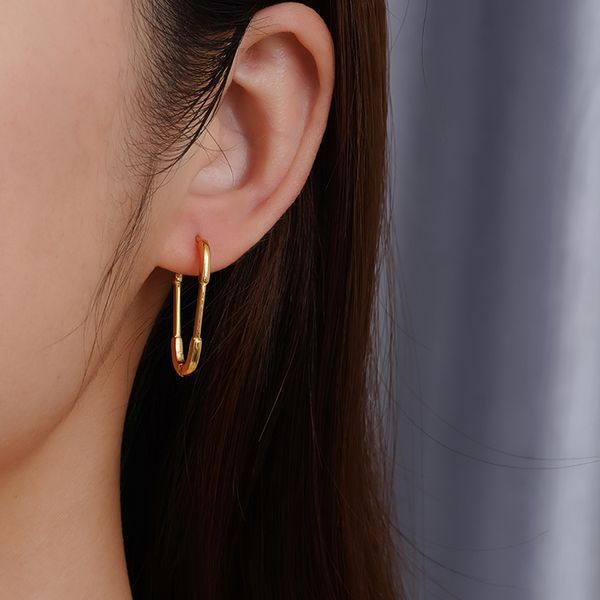 Moda europea y americana personalizada pendientes de alfiler de estilo femenino simple y versátil chapado 18K pendientes de acero inoxidable al por mayor