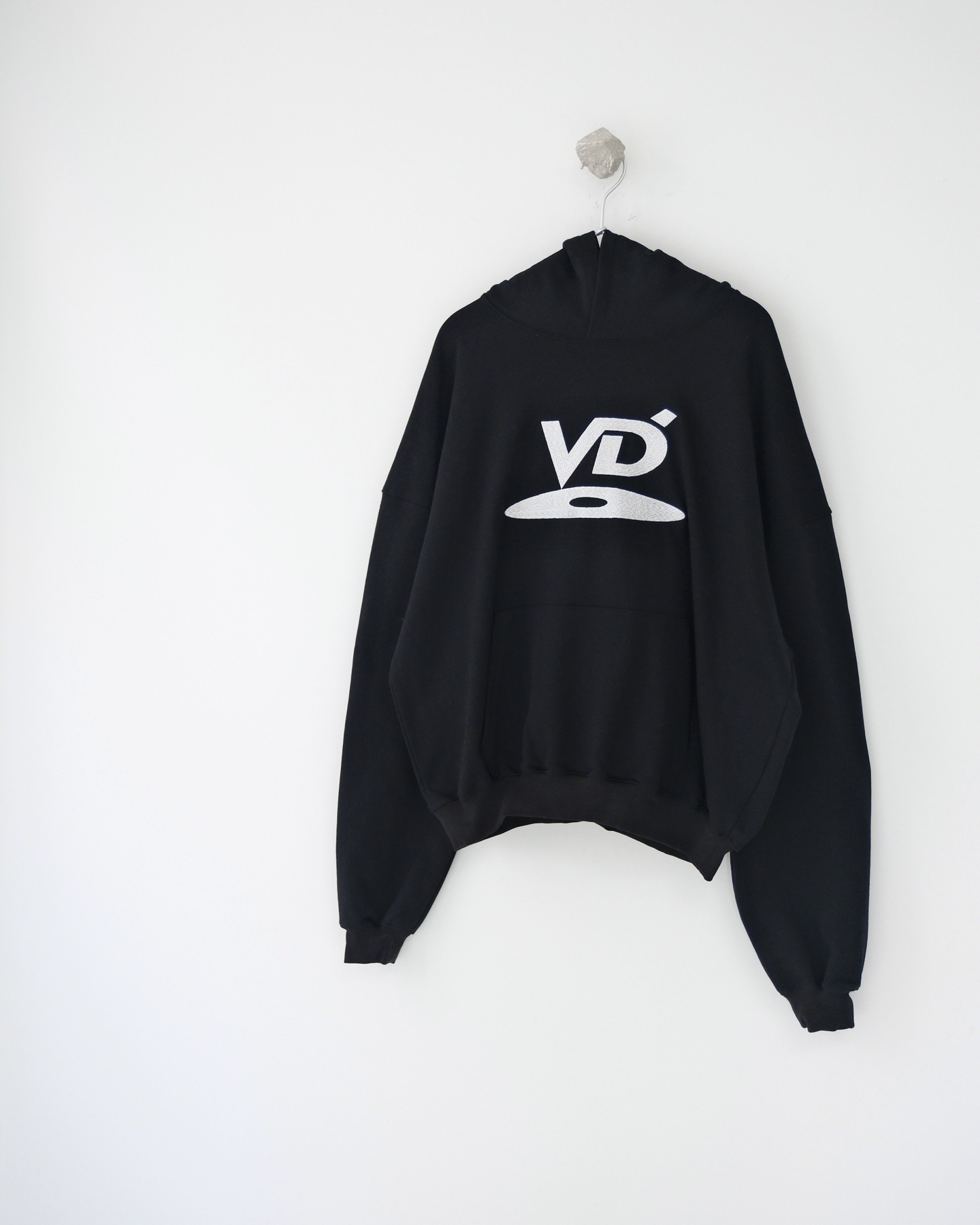 Felpa nera con cappuccio e lettera ricamata unisex_voghion.com