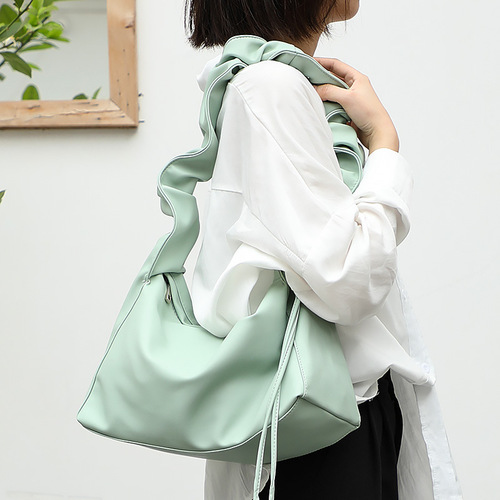 Korean style Internet celebrity pleated handbag, simple retro solid color underarm shoulder bag, casual and fashionable soft leather crossbody bag for women