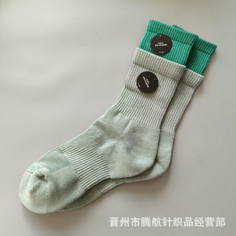 蘇万ナイキの靴下のカラーの二重は男女の中で長い筒のタオルの底のスポーツの靴下をつなぎ合わせてバスケットボールの靴下を走ります。