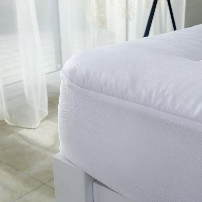Suministro directo de fábrica cepillado tela cama Cubierta acolchada suave cama cojín cubierta protectora algodón con falda de la cama colchón pad