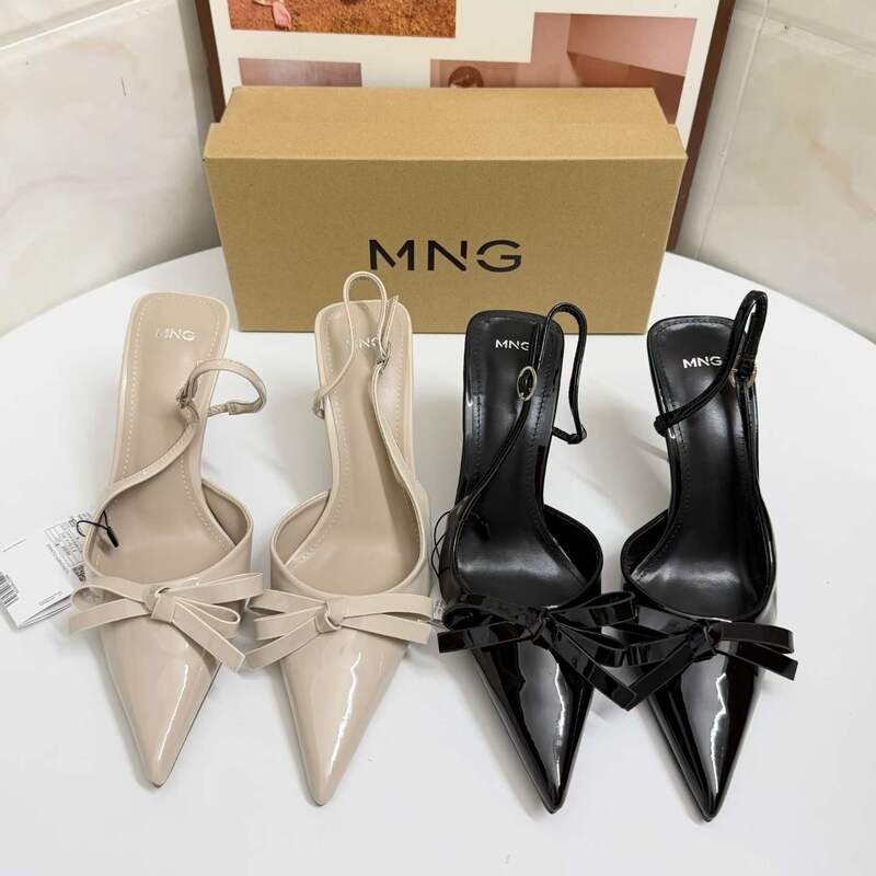 MNG Mango 2026 Autumn New Collection: Elegant Black Patent Leather Pointed-Toe Sandals with Bow Detail and Open-Back Design, Featuring a Slim High Heel MNG Mango 2026 Autumn New Collection: Elegant Black Patent Leather Pointed-Toe Sandals with Bow Detail and Open-Back Design, Featuring a Slim High Heel