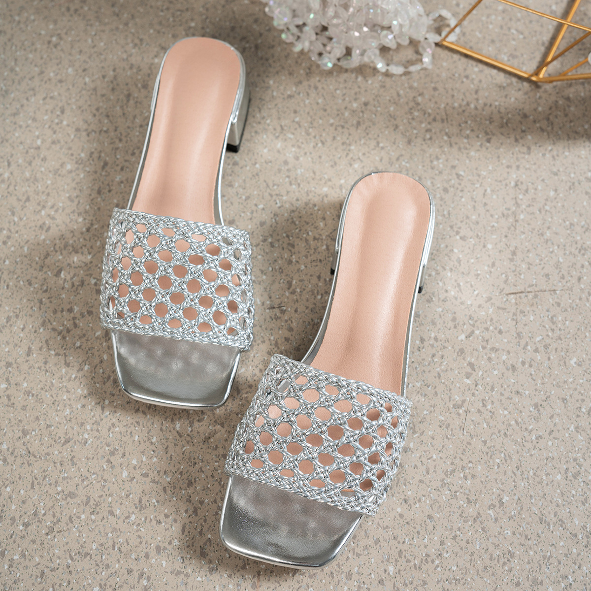 Sandali con tacco alto in stile francese, a punta quadrata e aperti in punta, nuovi modelli 2025 per donna, alla moda ed eleganti, dal design unico._voghion.com
