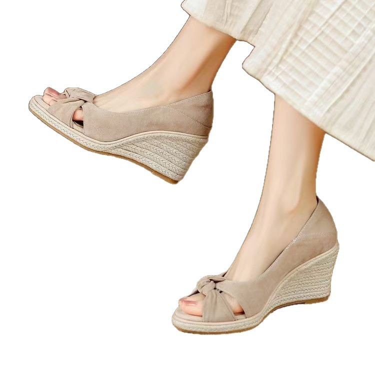 Moda temperamento sandalias mujeres 2026 verano nuevo tacones de altura de pendiente gruesa, sandalias de altura suave de moda
