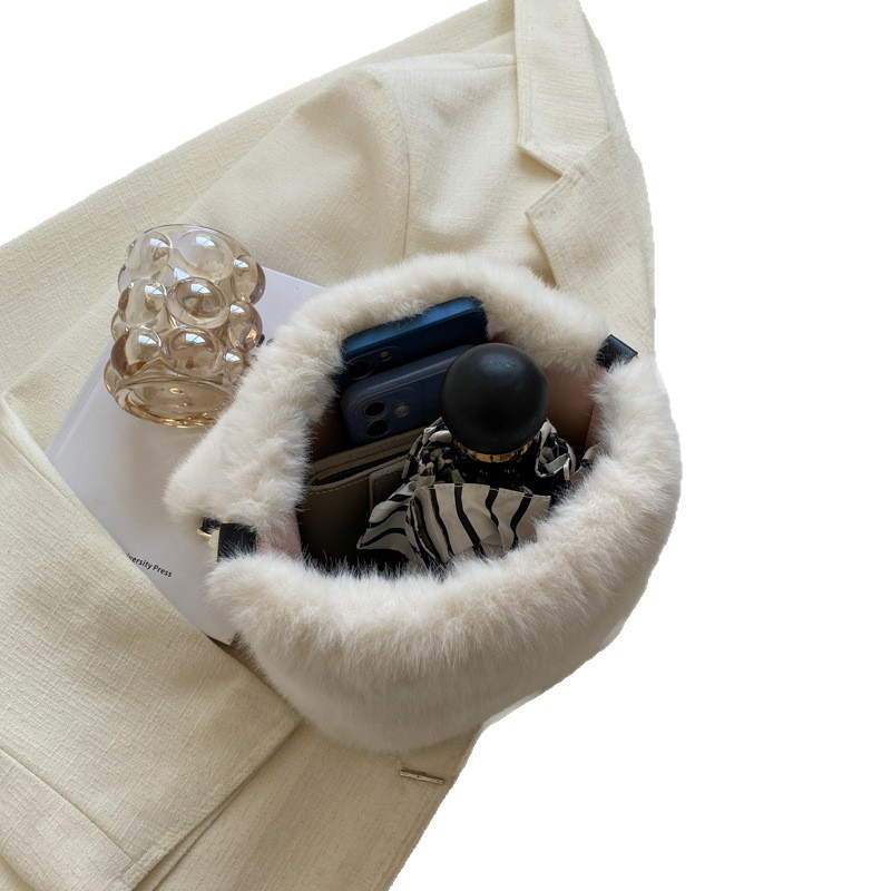 Bolso de peluche de mujeres otoño y invierno 2025 nuevo lindo bolso de cubo de mano bolso de lana de moda simple cadena mochila