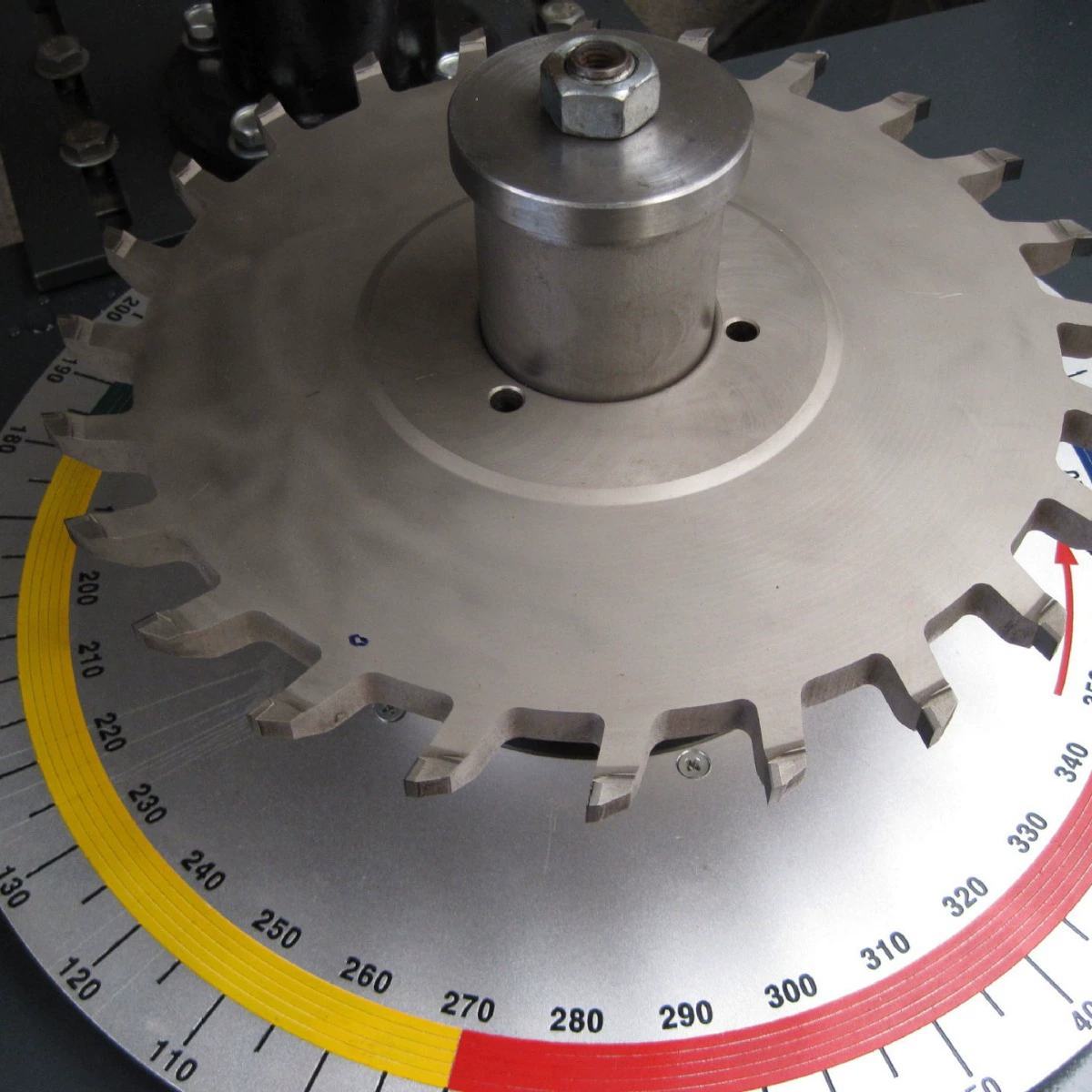 Машина для балансировки ножей