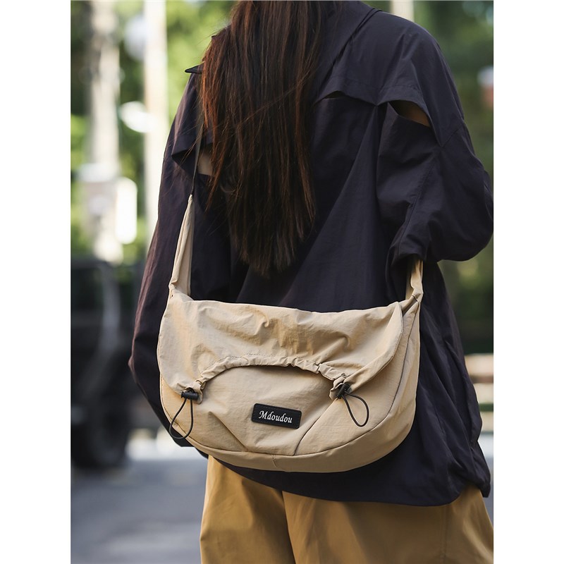 斜挎包女大容量高级感通勤背包男款轻便休闲饺子包运动户外单肩包