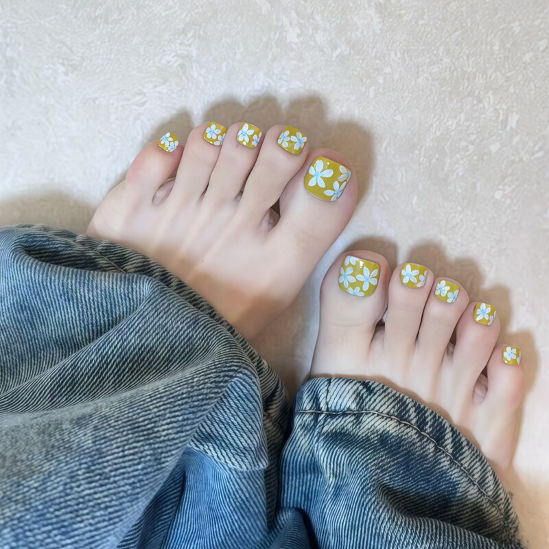 J123-Turmeric Small Fresh Flower Wearable Nails, Super Pretty, Milky and Whitening, Removable Toenail Patches
