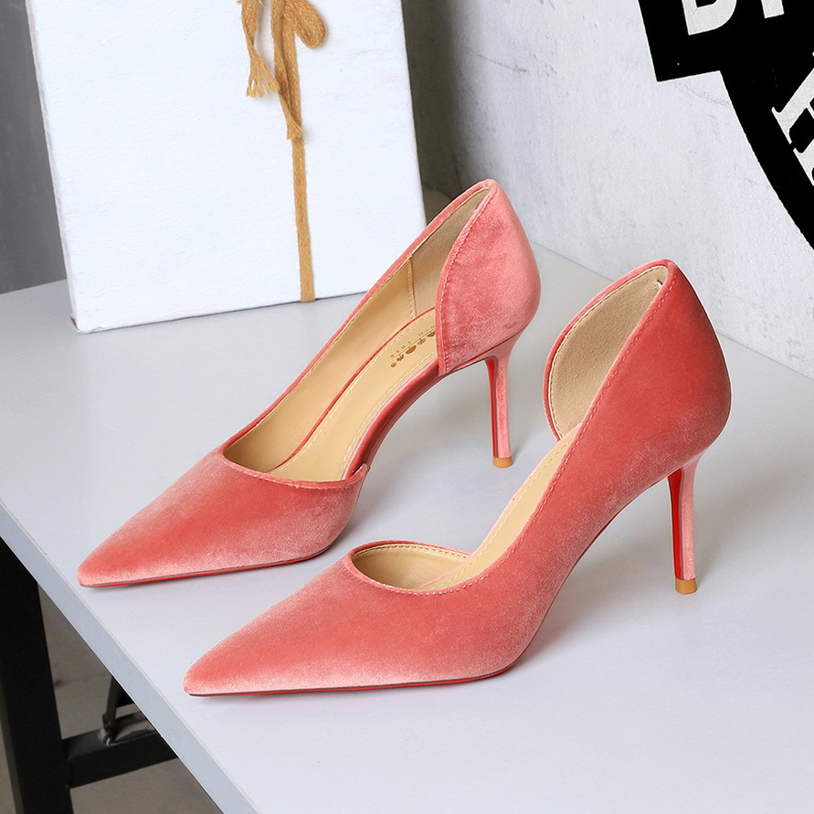 Eleganta stiletto pumps med röd sula sammet med utskärning_voghion.com