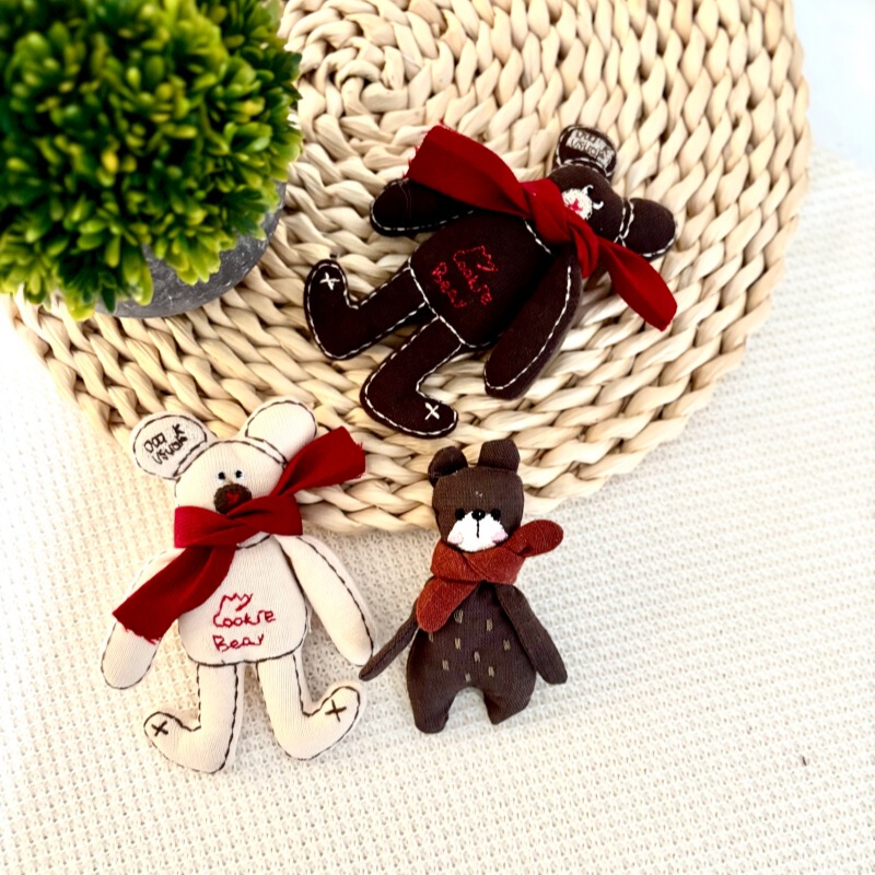 Cartoon fabric hanging ornaments, autumn and winter clothing accessories, sweet plaid bear and bunny designs, stuffed hanging decorations, children's ornaments Cartoon fabric hanging ornaments, autumn and winter clothing accessories, sweet plaid bear and bunny designs, stuffed hanging decorations, children's ornaments