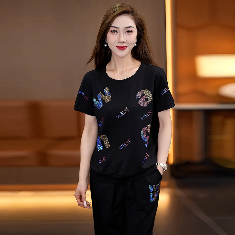 Trajes deportivos casuales para mujeres verano 2025 nuevo estilo de moda extranjera para reducir la edad de la madre pantalones de manga corta falsos dos piezas