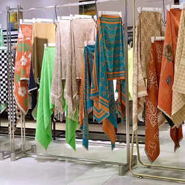 2025羊绒围巾女冬印花名媛保暖披肩两时尚百搭直播实体店尾货批发