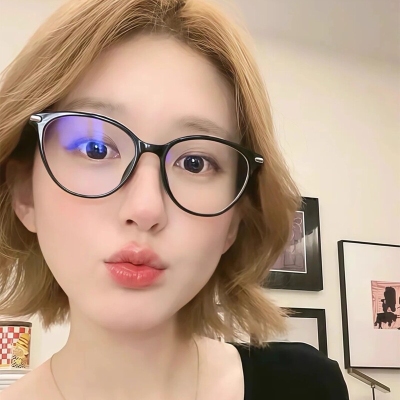Lusi's Same Style Relaxed Black-Framed Cat-Eye Glasses Can Be Fitted with Prescription Lenses for a Natural Look, Whitening Lenses, and Blue Light Blocking Eyeglass Frames