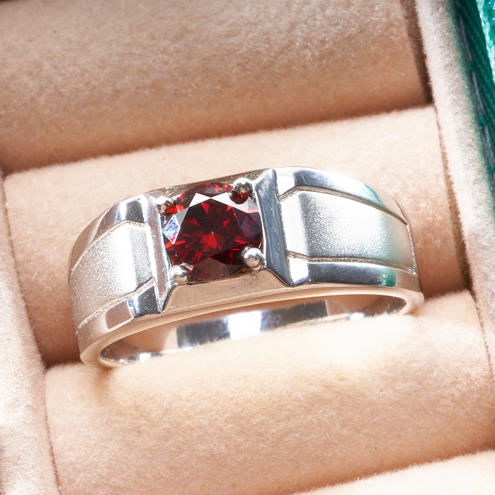 Anillo de hombre rojo Europa y los Estados Unidos nuevo 925 plata esterlina perforación de simulación de aire rociado arena moissanita gran anillo de hombre fábrica directa