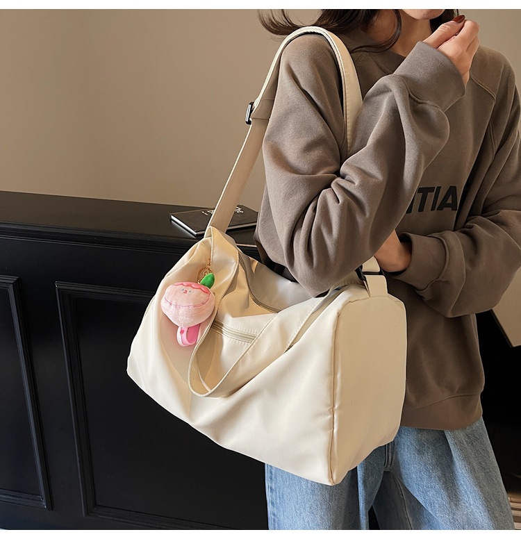 Sports yoga fitness bag 2025 new college student shoulder bag cute pendant-tipped crossbody bag popular travel bag