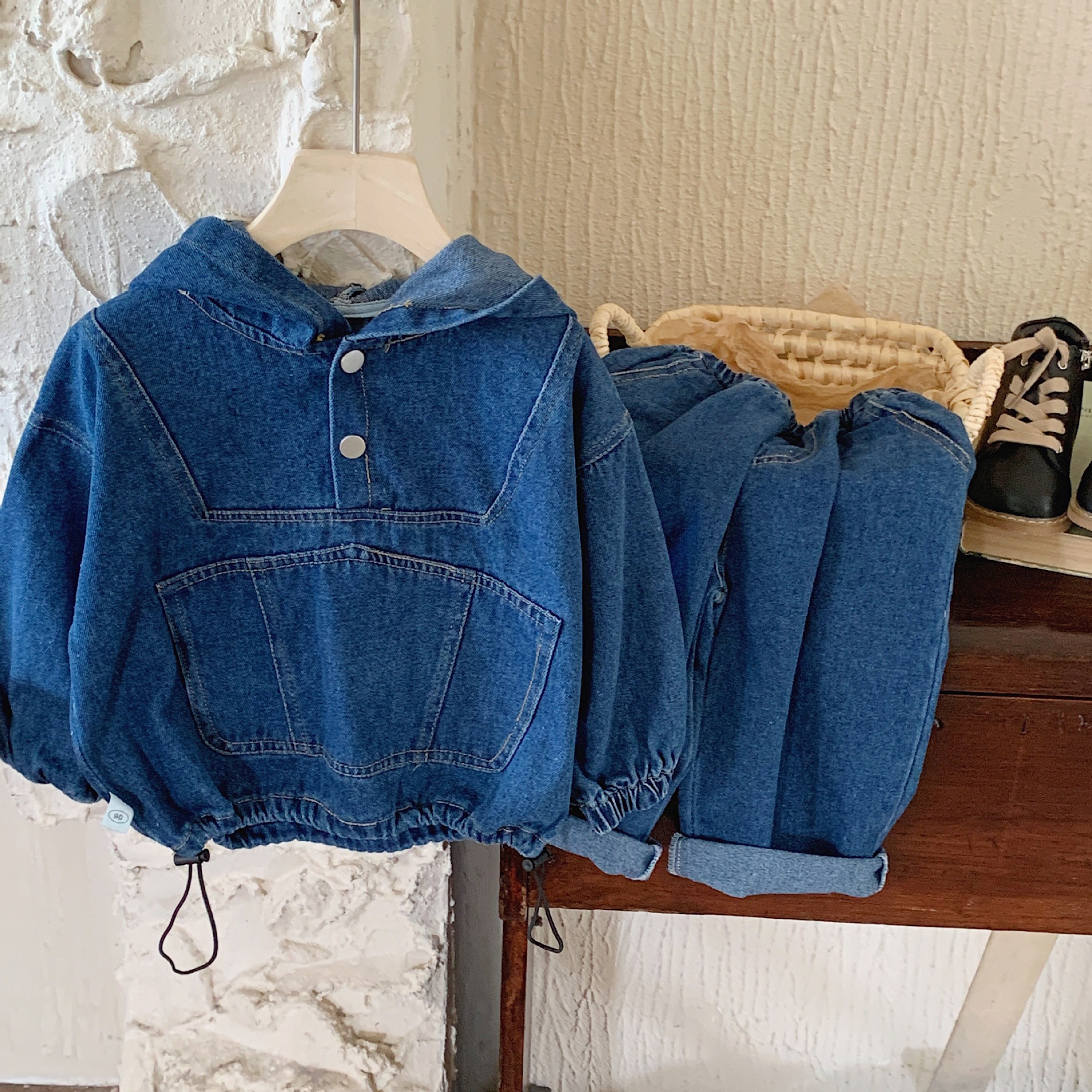 Traje de mezclilla para niños 2-7 años otoño hombres y mujeres bebé estilo occidental sudadera con capucha jeans de color sólido de dos piezas DT001