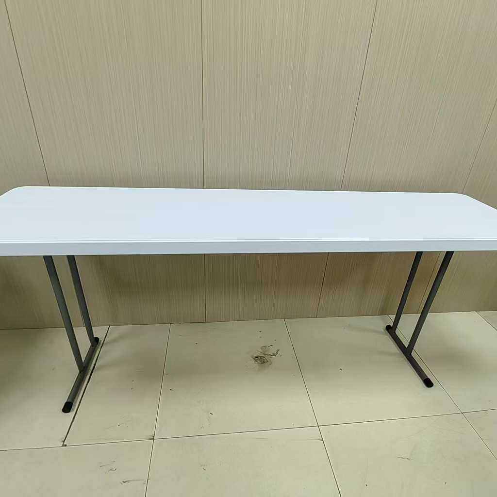 Puesto al aire libre mesa plegable simple portátil al por mayor mesa de camping y silla de oficina en casa tira de plástico noche mercado mesa de comedor