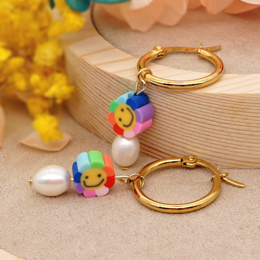 Grandes Boucles D&#39;oreilles En Acier Inoxydable Avec Perle De Visage Souriant Arc-en-ciel display picture 1