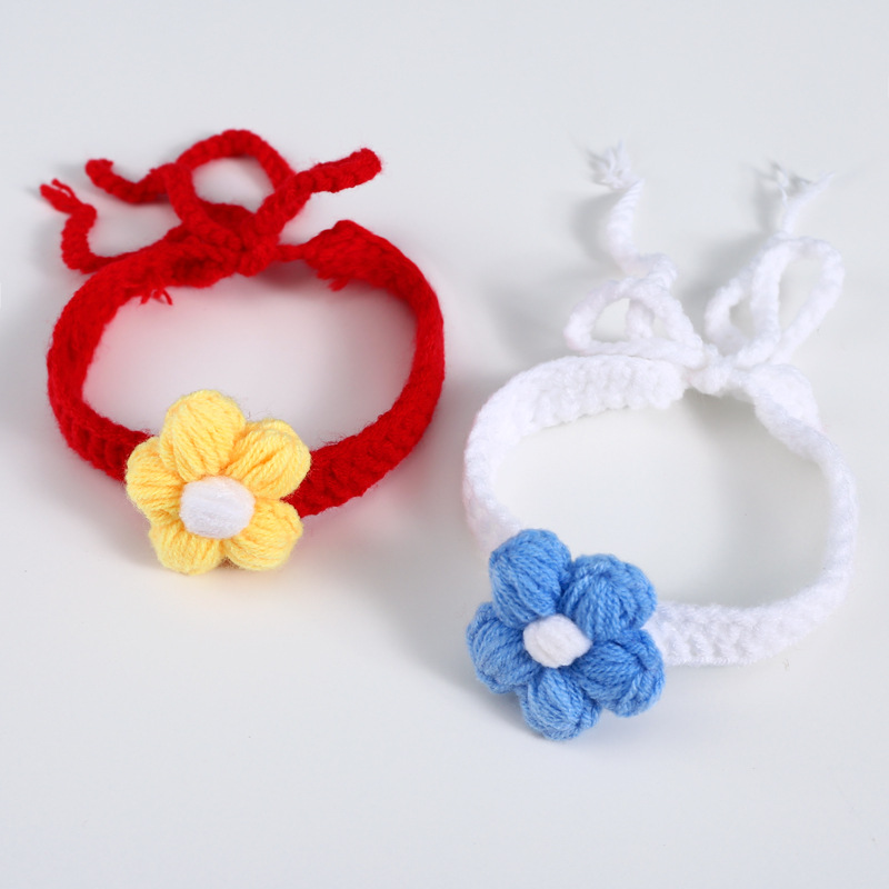Collar de mascotas tejido a mano pequeña flor de cártamo puff ajustable para gatos y perros de Año Nuevo accesorios de lana de Navidad