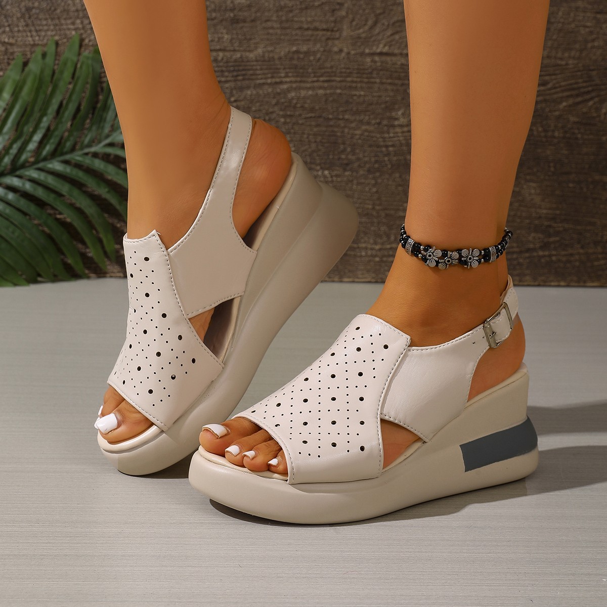 Verano usar sandalias de talón alto para mujeres de pendiente gruesa de fondo suave de verano 2025 nuevas sandalias de fondo plano de fábrica directa para mujeres