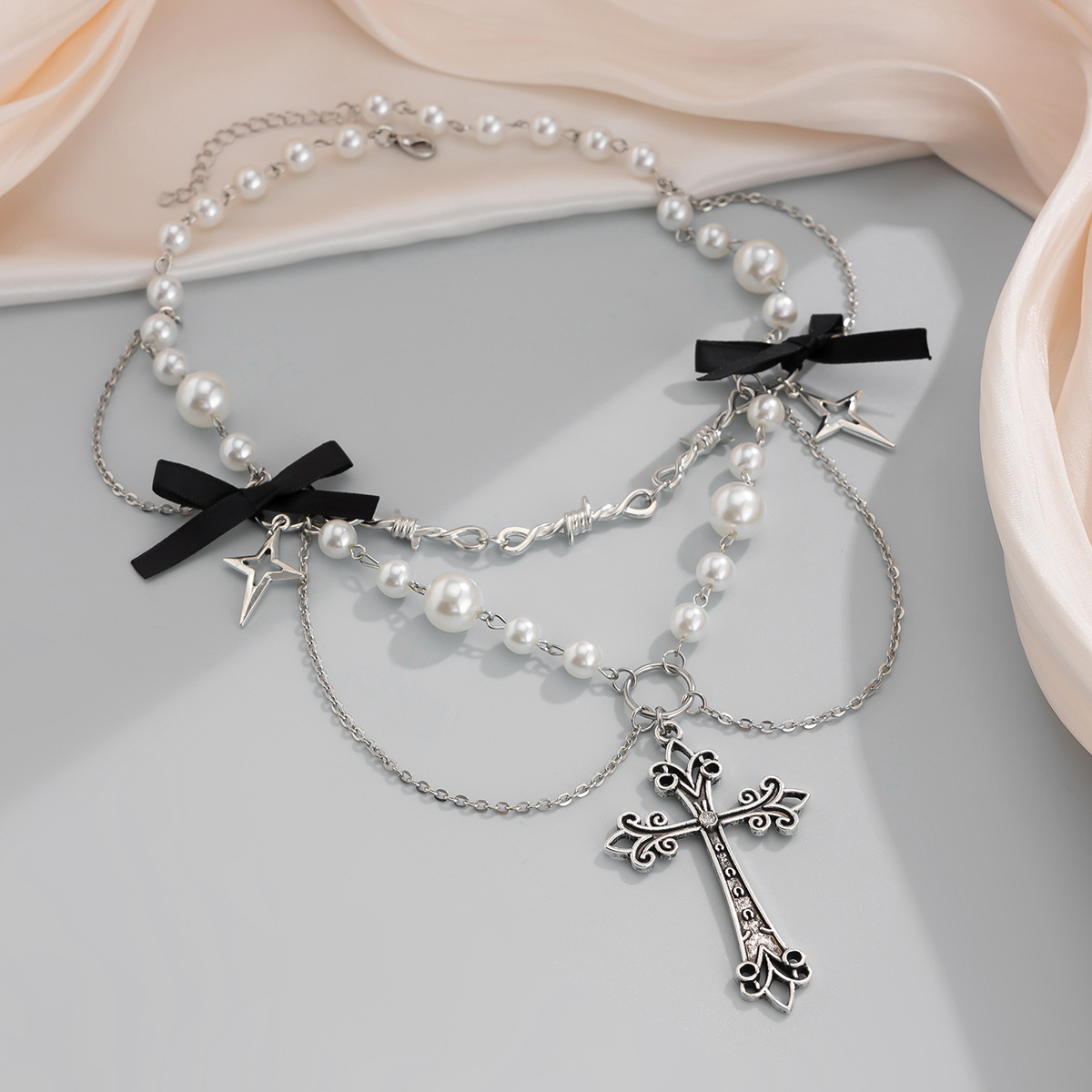 Collana a strati con croce e perle design elegante_voghion.com
