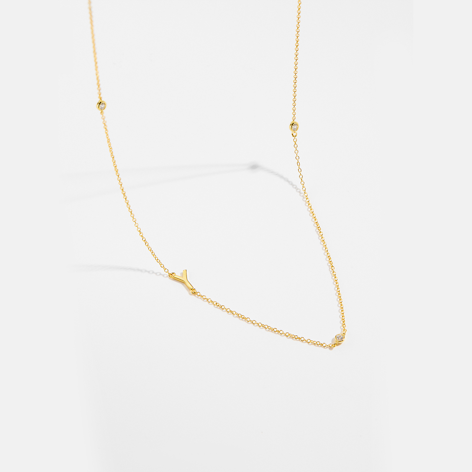 Collar con el alfabeto inglés de 26 letras para mujer, plata de ley S925, cadena de clavícula elegante y brillante, joyería nueva y popular en stock, venta al por mayor