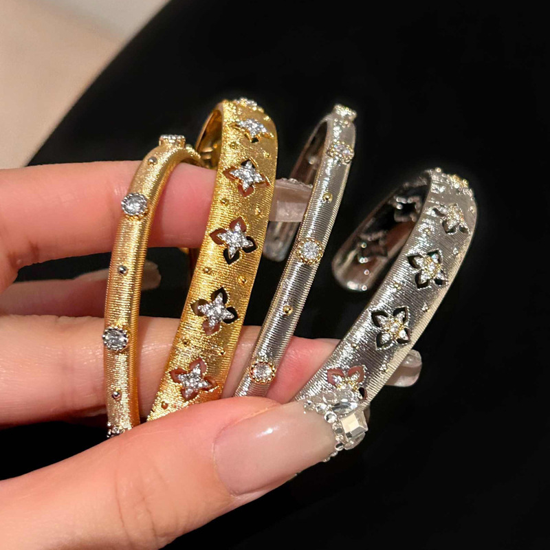 18K リアルゴールド電気メッキライト高級ダイヤモンドがちりばめられた幾何学的な花のオープンブレスレットフレンチレトロハイエンドジュエリー女性用|undefined