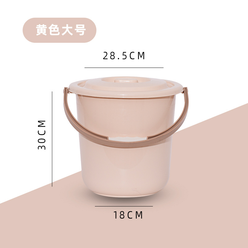 蓋付きの厚い家庭用大型プラスチックは、家庭用の手提げバケツの家庭用バケツを持っている学校の寮の学生がバケツを持っている