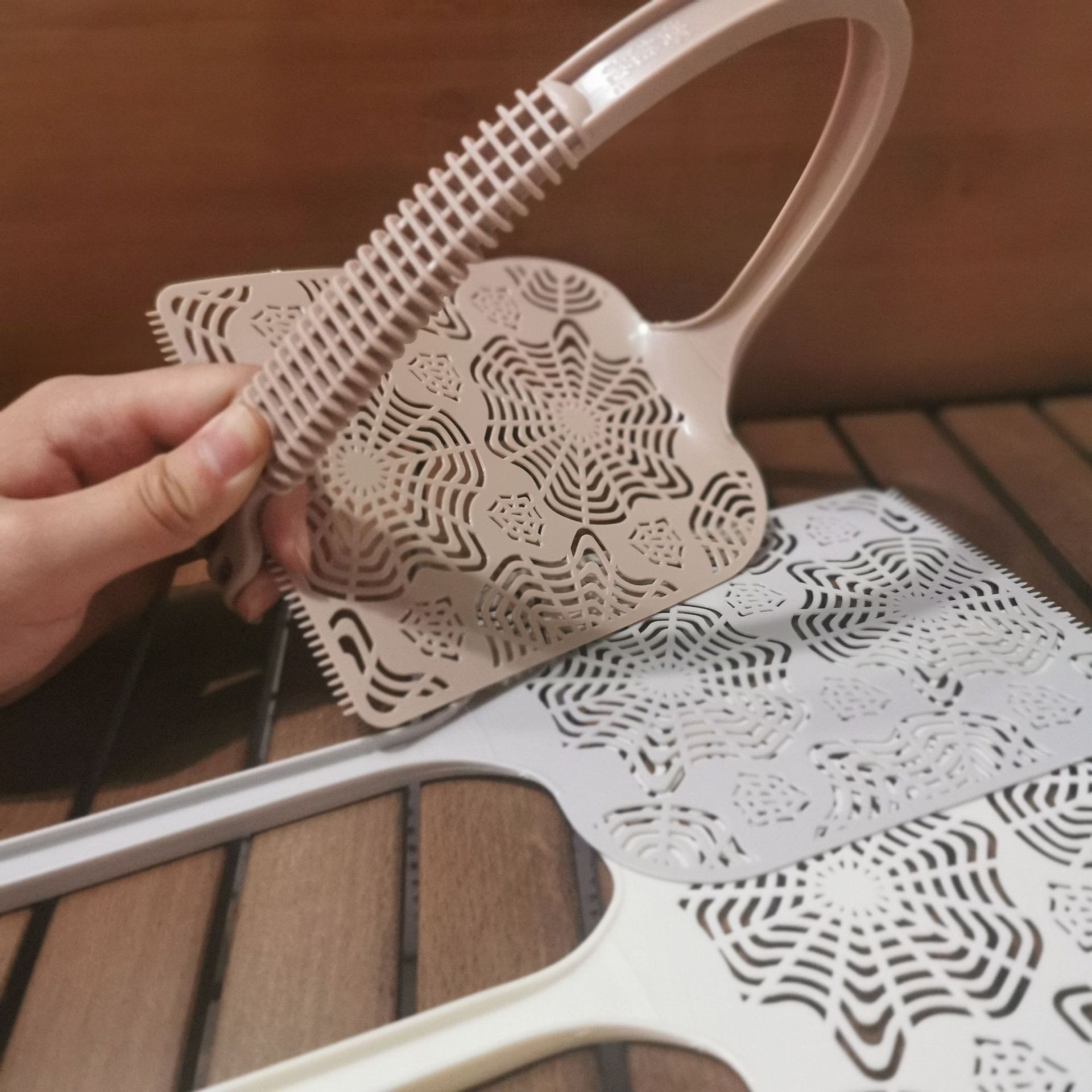 Manufacturer's direct supply of fly swatters, plastic creative home long head square handle fly swatters, mosquito and fly swatters