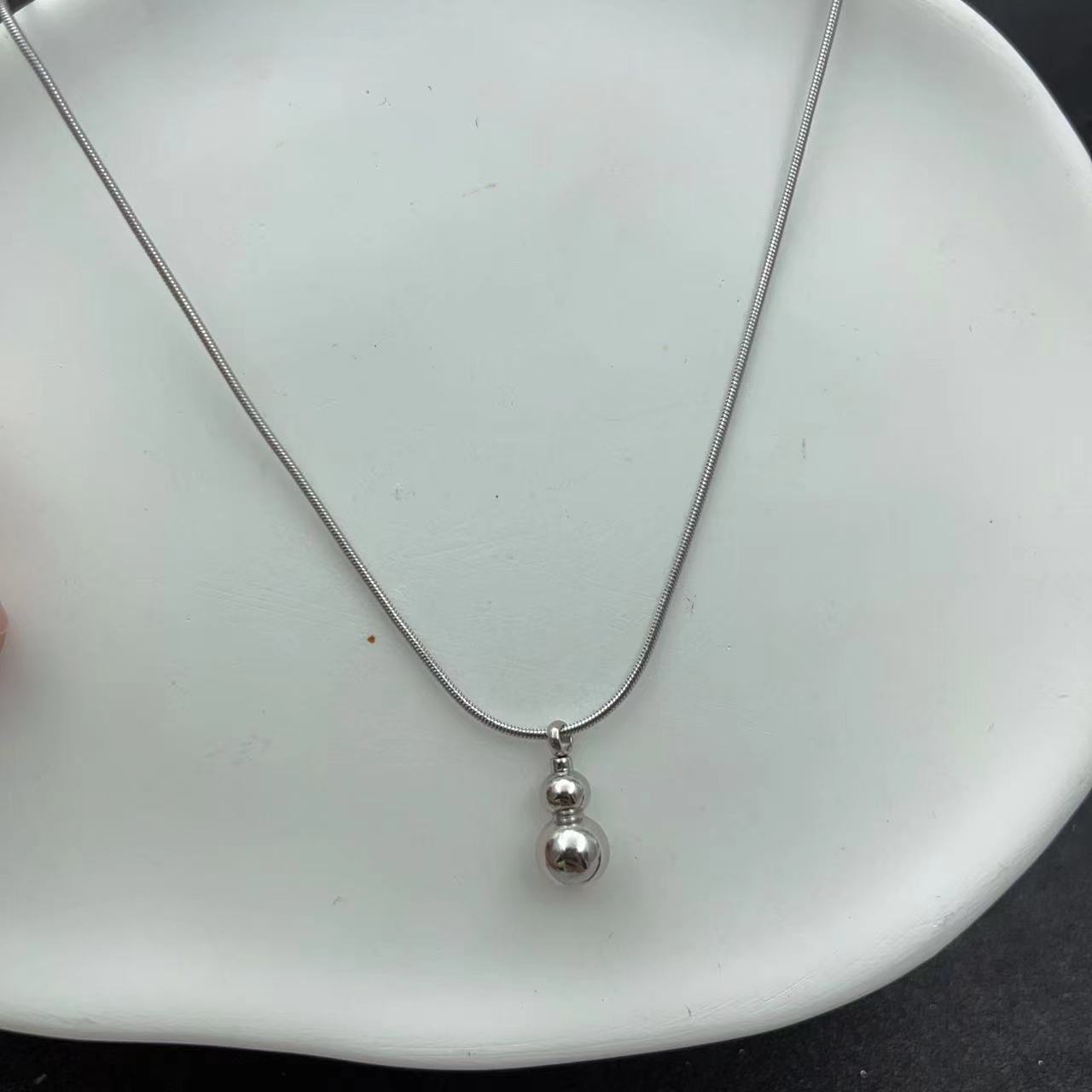 collana in acciaio al titanio zucca semplice, lussuosa e generosa. La mini solida piccola catenina per clavicola a sfera è una donna_voghion.com
