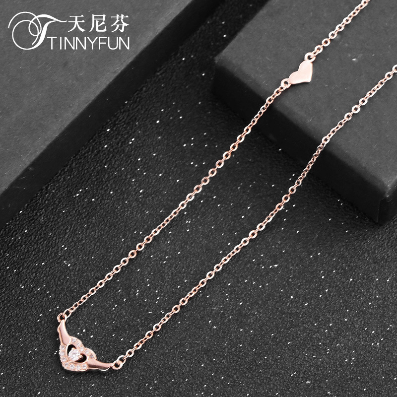 La moda transfronteriza con diamantes huecos colgante en forma de corazón s925 collar de clavícula de plata coreano dulce pequeño collar de fragancia nuevo producto