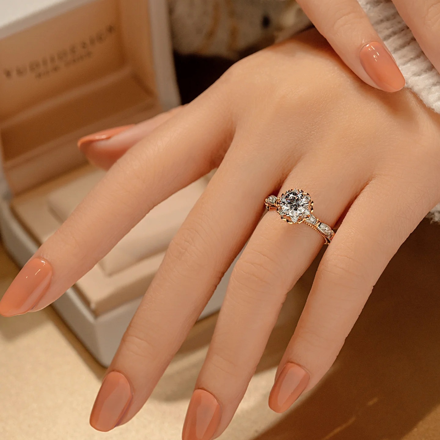 S925 plata esterlina moissanite anillo en forma de corazón Rosa Sosteniendo Flor bolsa redonda anillo de seis garra de lujo 50 puntos para el anillo de bodas