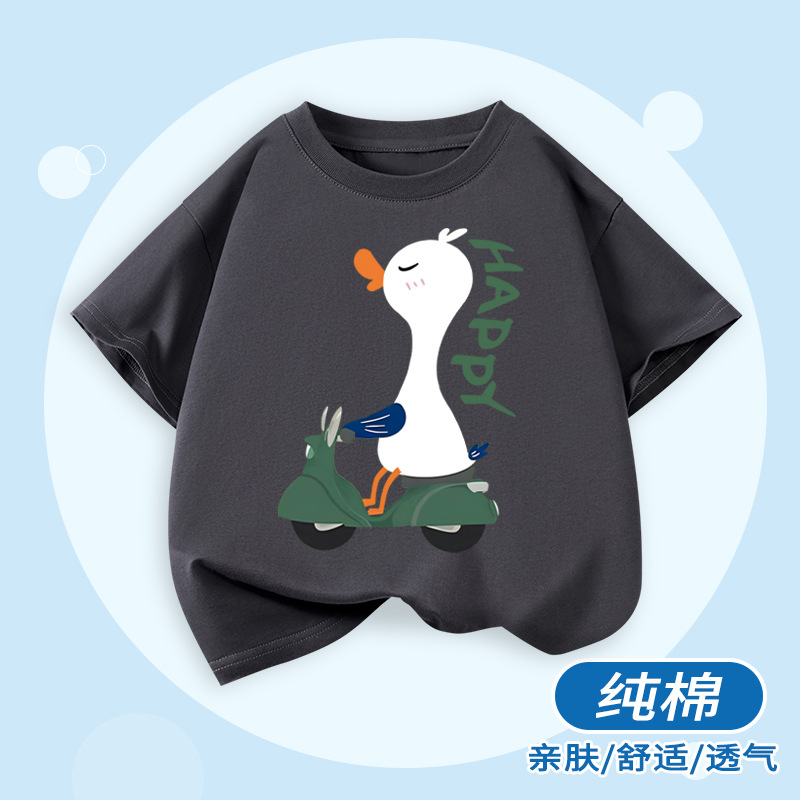 짙은 회색 오토바이를 타고 있는 반팔 흰색 오리