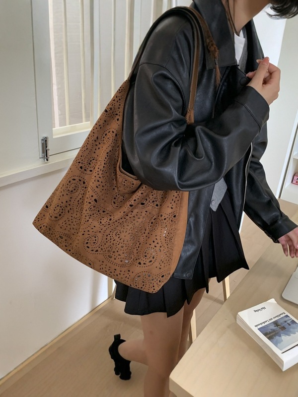 鹿皮绒绒面腋下包女2025秋冬新款大容量镂空雕花百搭腋下包子母包|undefined